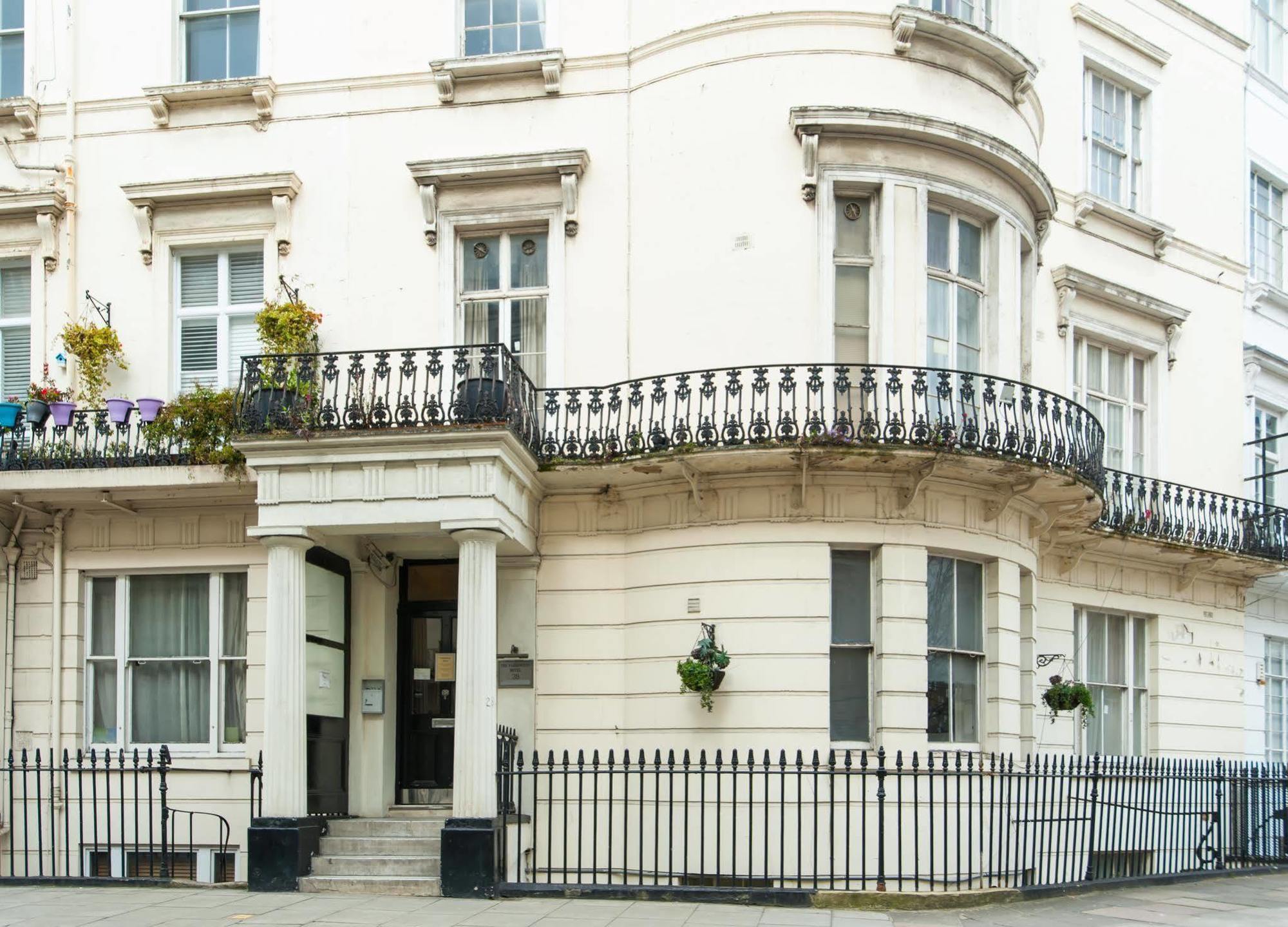 Отель The Crescent Hyde Park 4*