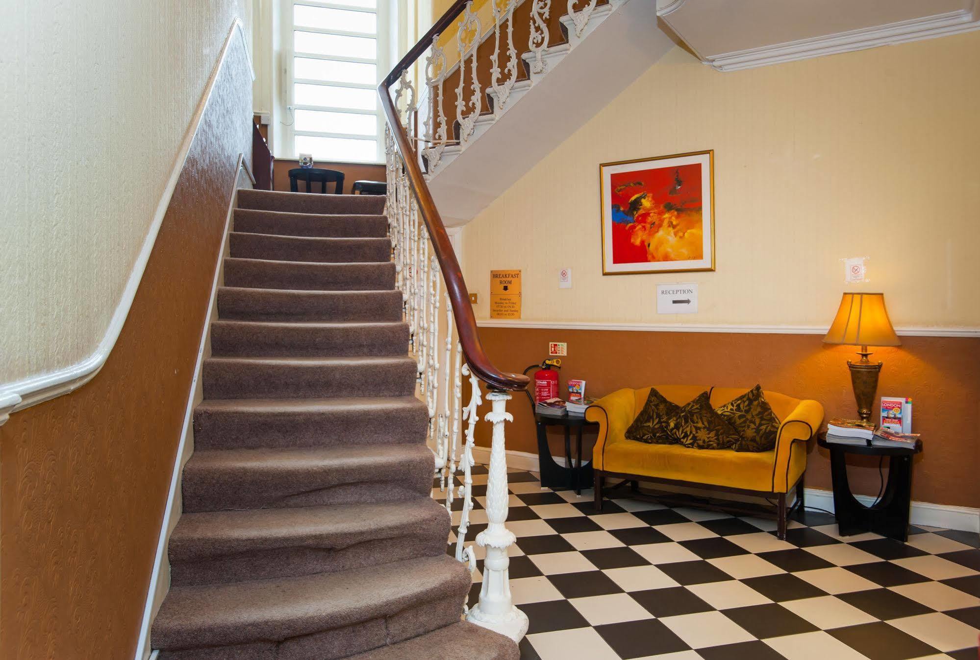 Отель The Crescent Hyde Park 4*